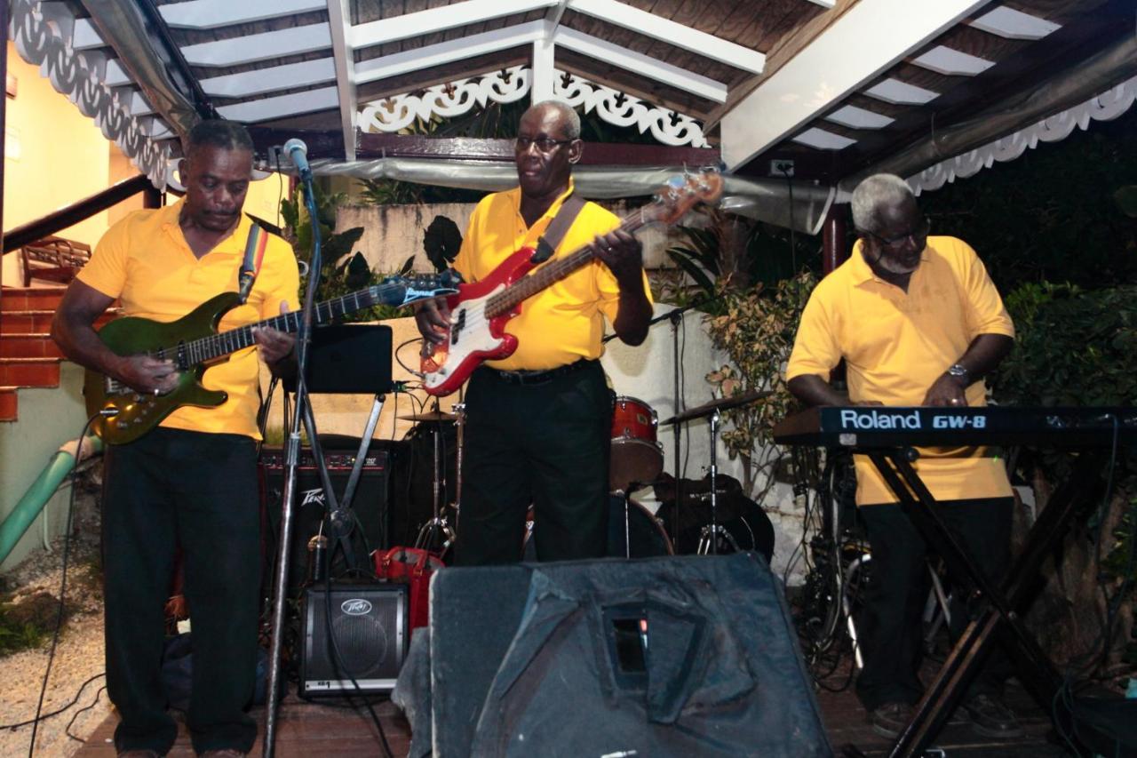 Courtyard By Marriott Bridgetown, Barbados Hotel Buitenkant foto